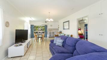 Smart TV, reproductor de DVD, libros, estéreo