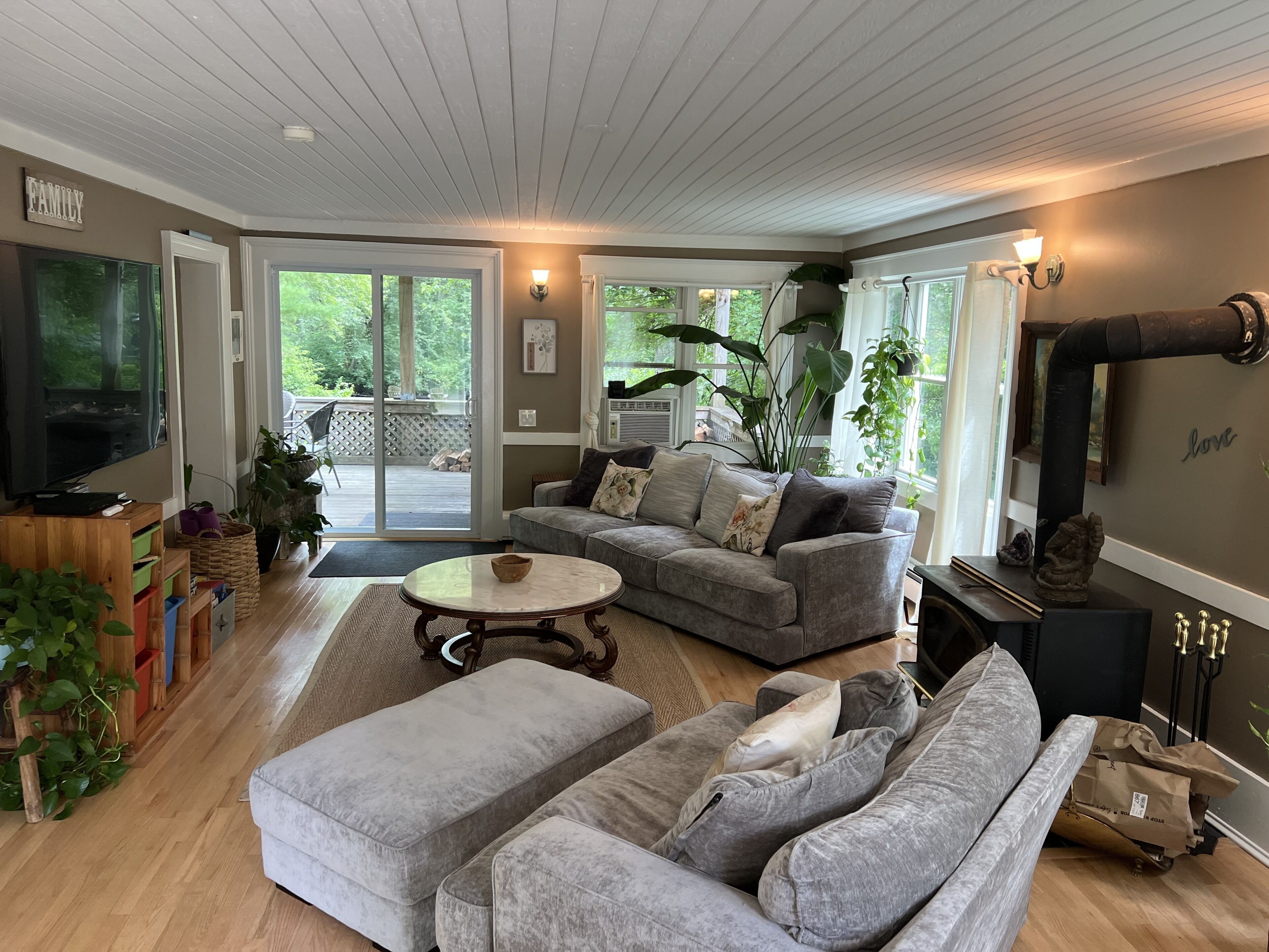 Private Riverfront w Pool/Hot Tub/Cabins. Sanctuary for Family/Friend Gatherings