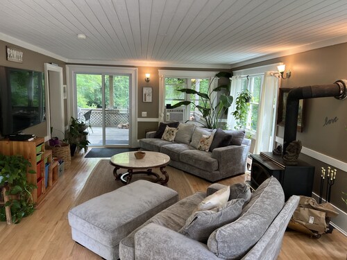 Private Riverfront w Pool/Hot Tub/Cabins. Sanctuary for Family/Friend Gatherings