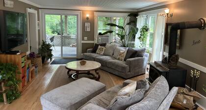 Private Riverfront w Pool/Hot Tub/Cabins. Sanctuary for Family/Friend Gatherings