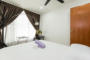 2 bedrooms, iron/ironing board, free WiFi, bed sheets - 5 Mins Walk to LRT, Opposite Mall (Petaling Jaya)