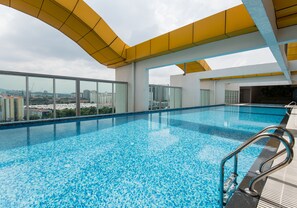 Outdoor pool - 5 Mins Walk to LRT, Opposite Mall (Petaling Jaya)