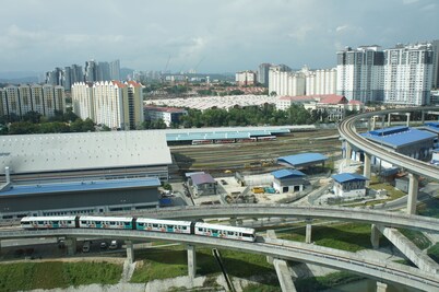 5 Mins Walk to LRT, Opposite Mall