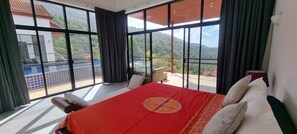 3 habitaciones, tabla de planchar con plancha, wifi y ropa de cama 