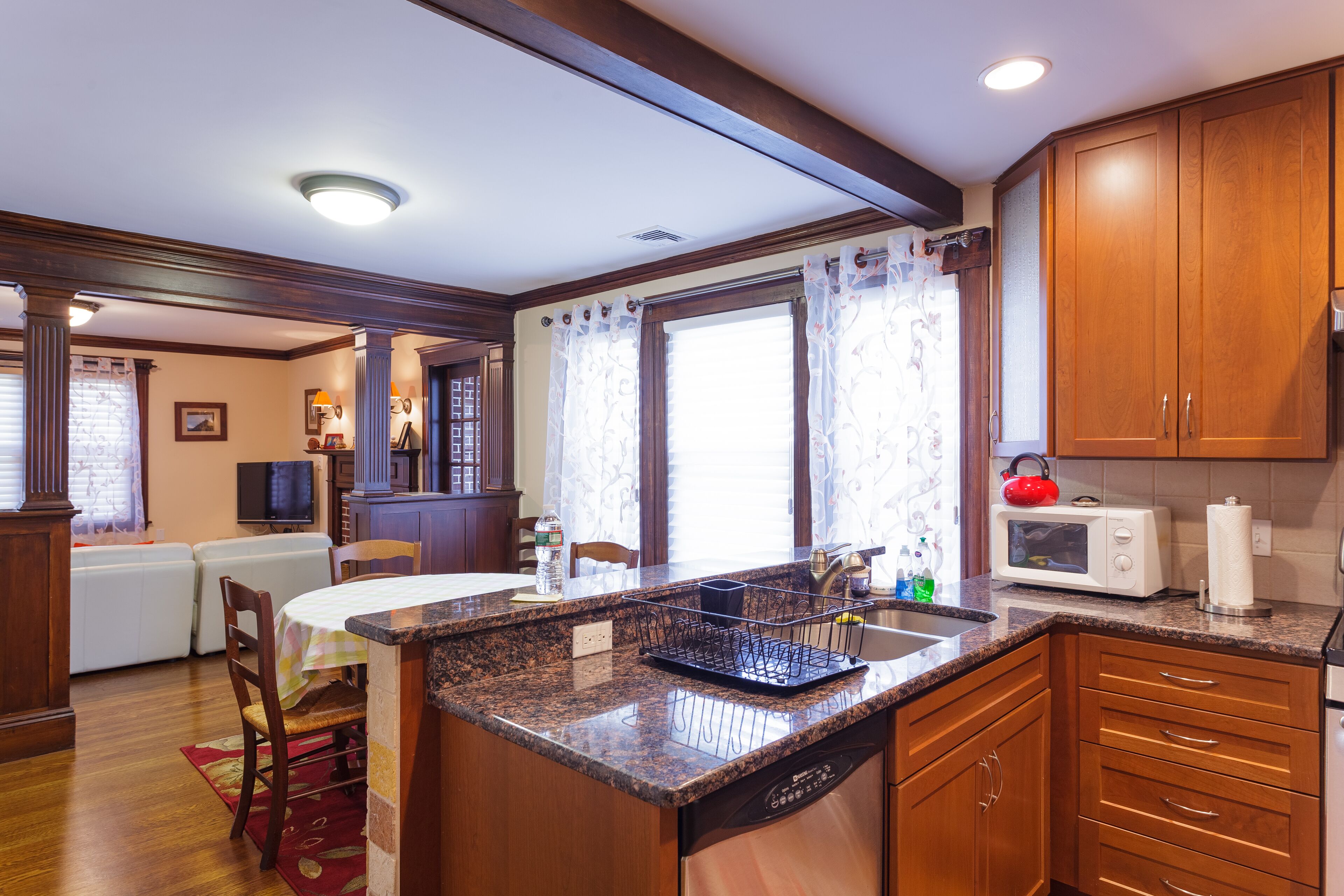 European style 3 Bed/2 Bath close to all (20 min to Back Bay/Copley Sq.)