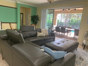 Smart TV, chimenea, videojuegos y reproductor de DVD 