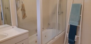 Secador de pelo, toallas, papel higiénico