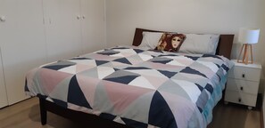 3 habitaciones, tabla de planchar con plancha, wifi y ropa de cama