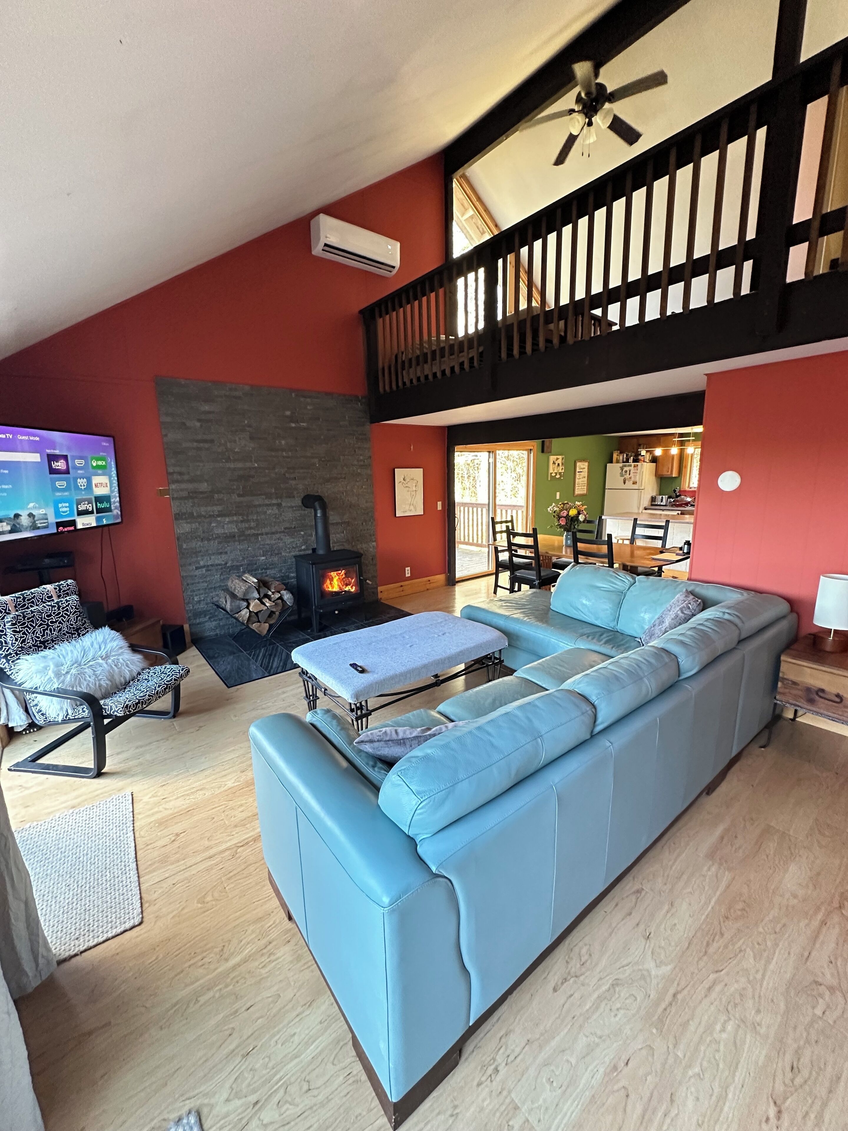 Téléviseur connecté, foyer, jeux vidéo, lecteur de DVD