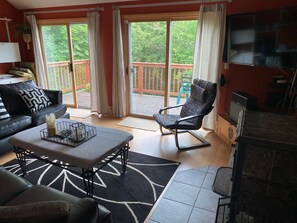 Smart TV, caminetto, videogiochi, lettore DVD