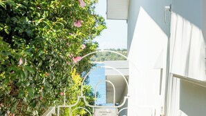 A narrow pathway leading to a gate with a sign requesting quiet entry. - Balmoral Beauty - DIRECT BEACHFRONT - Romantic Studio Escape (Mosman)