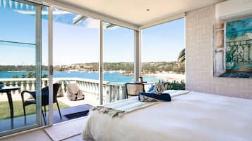 Escritorio, tabla de planchar con plancha, wifi gratis y ropa de cama