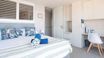 Escritorio, tabla de planchar con plancha, wifi gratis y ropa de cama