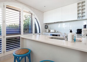 Kjøleskap, mikrobølgeovn, ovn og kokeplater