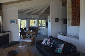 Smart TV, fireplace, DVD player, books - Best Setting Bronze Winner Bookabach awards, Private beach, incredible views (Whananaki)