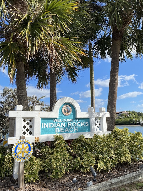 Ein Willkommensschild für Indian Rocks Beach mit dem Logo von Rotary International.