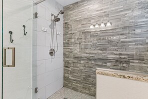 Tina con regadera, secadora de cabello, toallas, papel de baño 