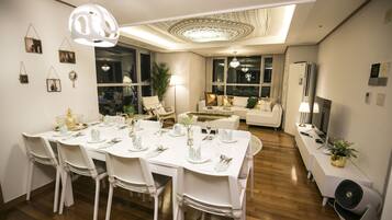 ๋ญ์
๋ฆฌ ์ํํธ - ์ธ๊ตญ์ธ ์ ์ฉ (Superior Cozy Home) | ๊ฐ์ค ๋ด ์์ฌ ๊ณต๊ฐ