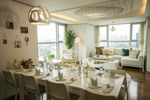 Luxury Apartment - Foreigner Only (Superior Cozy Home) | Essbereich im Zimmer