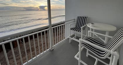 OCEANFRONT Condo! 2nd floor balcony 30' from ocean. 2 King bed, 2 full bath.