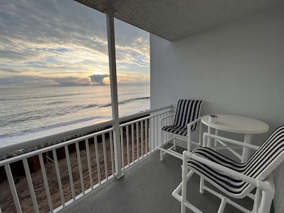OCEANFRONT Condo! 2nd floor balcony 30' from ocean. 2 King bed, 2 full bath.