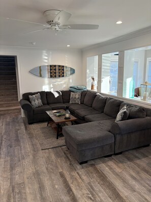 Älytelevisio, videopelejä, musiikkikirjasto, stereot