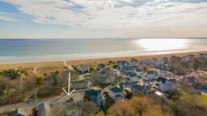 A coastal residential area with houses near a beach. - Adorable Beach House Across the Street From Beach! (Scarborough)