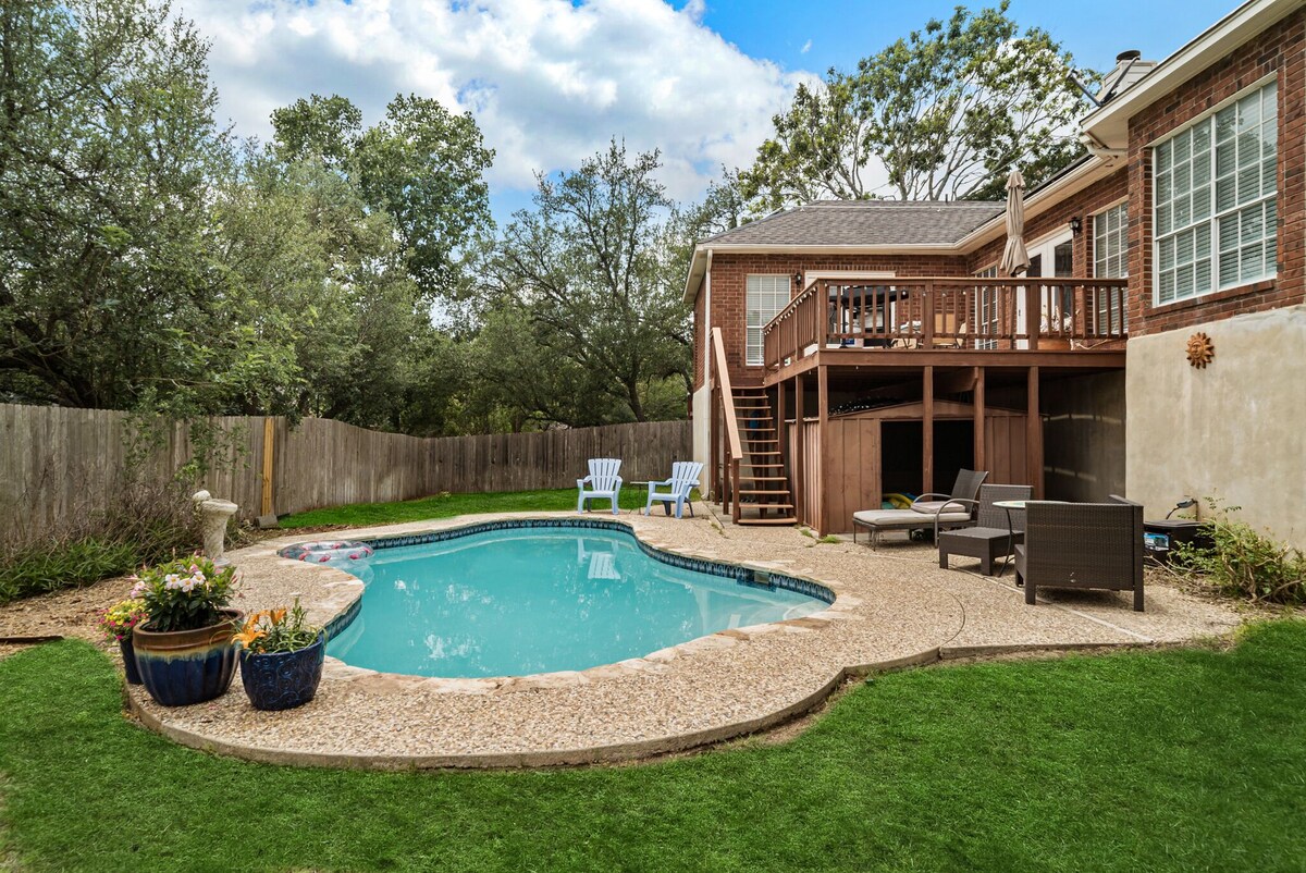 Stone Oak Oasis with Pool, Patio and Grill!