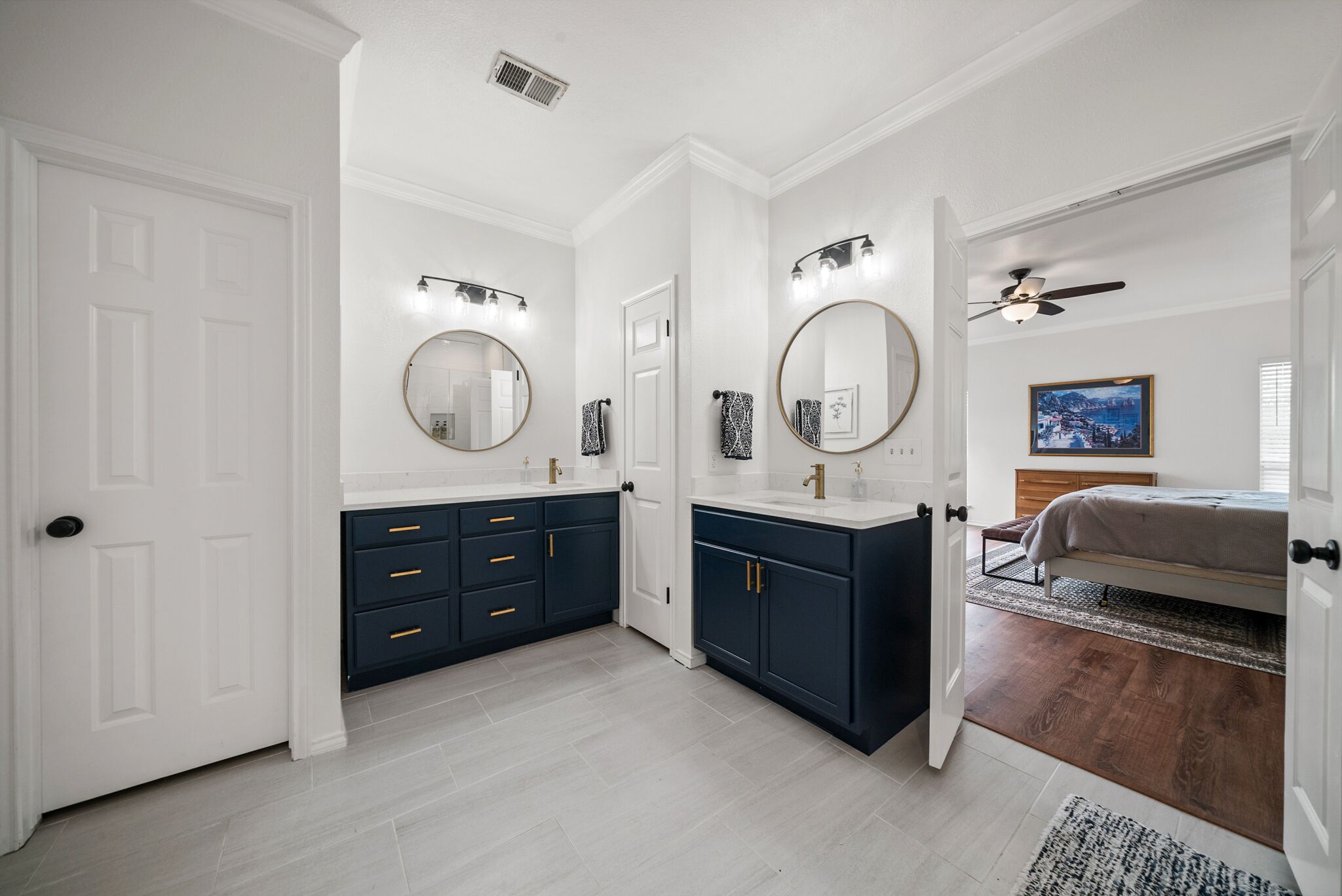 3 bedrooms, desk, iron/ironing board, travel crib