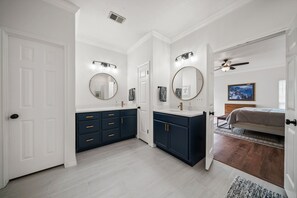 3 soverom, skrivebord, strykejern/-brett og reiseseng for barn