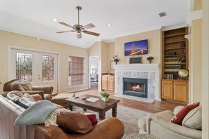 Smart TV, chimenea, libros y videoteca 