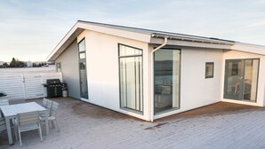 Een modern, gelijkvloers gebouw met grote glasramen en een schuin dak.