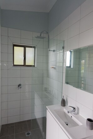 Dusche, Haartrockner, Handtücher, Seife