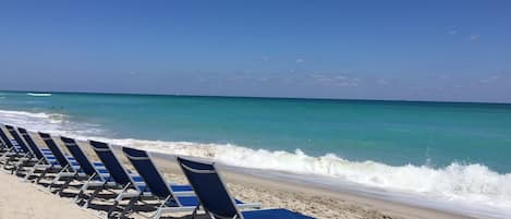 Ubicación a pie de playa, tumbonas y toallas de playa