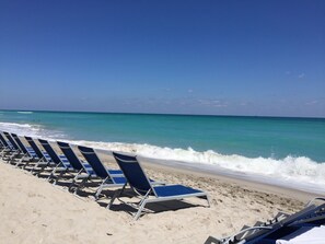 Am Strand, Liegestühle, Strandtücher