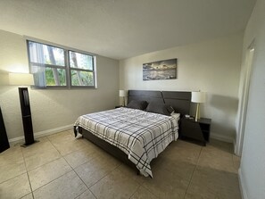 2 Schlafzimmer, Schreibtisch, Bügeleisen/Bügelbrett, Reisekinderbett