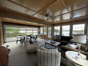 Älytelevisio, takka, videopelejä, kirjoja