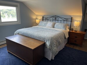 4 slaapkamers, een strijkplank/strijkijzer, reisbedje, gratis wifi