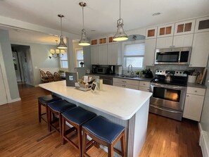 Jääkaappi, mikroaaltouuni, uuni, liesi