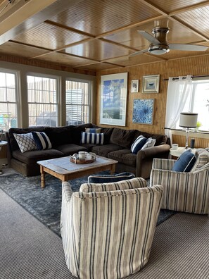 Een smart-tv, videogames, boeken en een muziekbibliotheek