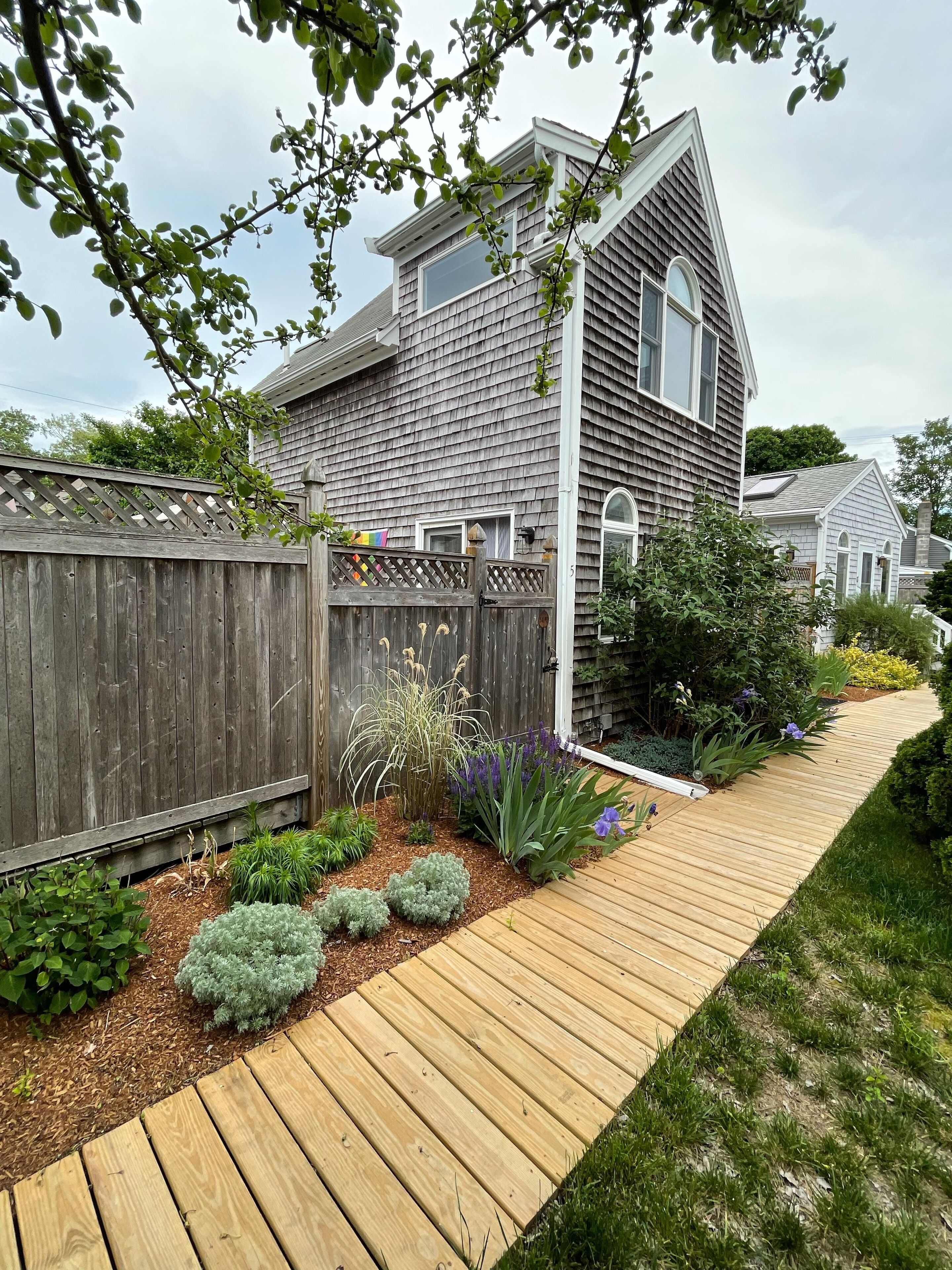 PROVINCETOWN: Beautiful one bedroom cottage near West End/Commercial St.