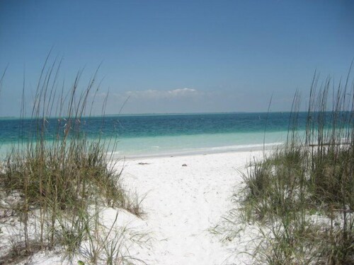 Family-Friendly Anna Maria Island 3BR • Walk to Beach & Dining • Private Pool