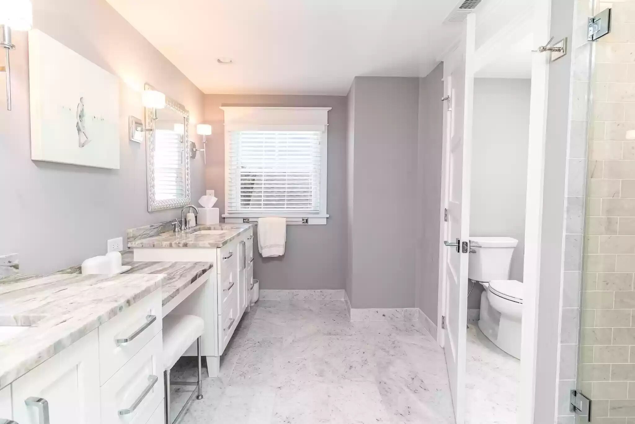 RENOVATED pet-friendly 6 bdrm home heated pool/jacuzzi just 1 blk to beach 