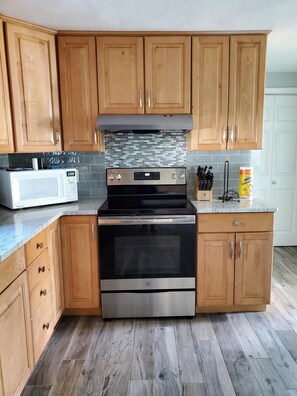 Frigorifero, microonde, forno, piano cottura