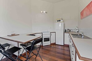 Réfrigérateur, four à micro-ondes, un four, surface de cuisson