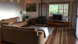 TV, fireplace - Burwood Bush House—Close to Wineries and Beach (Yallingup Siding)