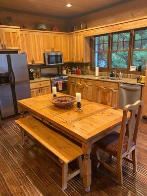 Fridge, microwave, oven, stovetop - 'CREEK-N-AWESOME'  Luxury Creek Cabin /Trout Fishing/Hot Tub/PET FRIENDLY (Blue Ridge)