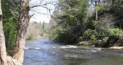 'CREEK-N-AWESOME'  Luxury Creek Cabin /Trout Fishing/Hot Tub/PET FRIENDLY