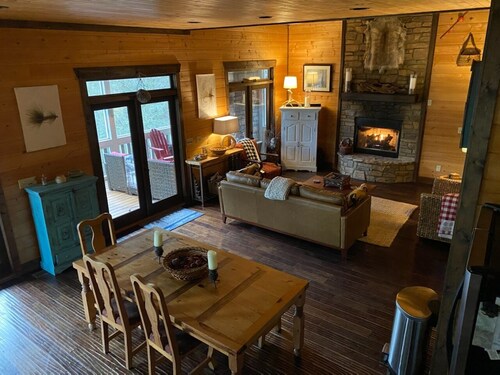'CREEK-N-AWESOME' Luxury Creek Cabin /Trout Fishing/Hot Tub/PET FRIENDLY