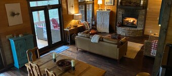 'CREEK-N-AWESOME' Luksus Creek Cabin / ørredfiskeri / boblebad / PET VENNLIG